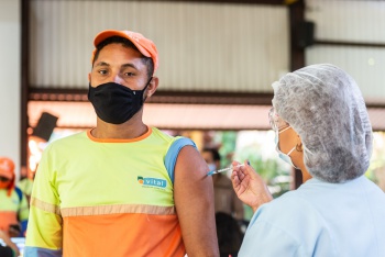 Vacinação COVID-19 profissionais limpeza Publica - Primeiro Vacinado