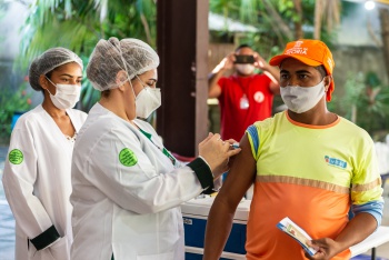 Vacinação COVID-19 profissionais limpeza Publica