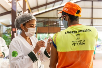 Vacinação COVID-19 profissionais limpeza Publica