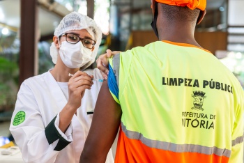 Vacinação COVID-19 profissionais limpeza Publica