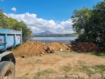 Flagrante de depósito de aterro em mangue