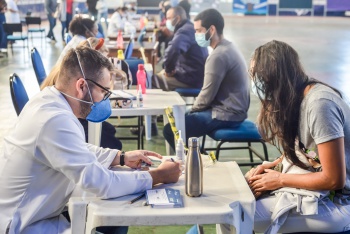 Vacinação COVID-19 para jovens com 25 anos ou mais no ginásio Dom Bosco