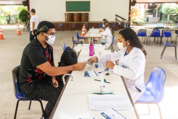 Inicio da vacinação contra COVID-19 para jovens de 18 anos ou mais