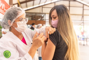 Inicio da vacinação contra COVID-19 para jovens de 18 anos ou mais