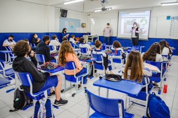 Palestra PROCON com entrega de kit para alunos do Centro de Ensino Charles