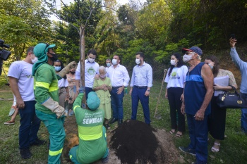 Prefeito faz plantio no dia mundial da árvore_EN