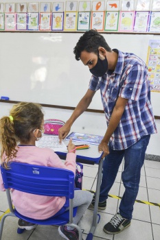 Davi Schimidt, estagiário na EMEF Suzete Cuendet