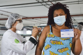 Geisa Santos na Vacinação contra Covid-19 sem agendamento no estacionamento do Shopping Vitória