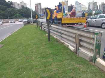 Guarda-corpo na avenida Dante Michelini