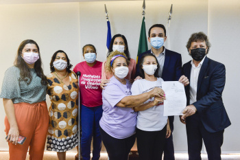 Prefeito assina decreto de combate à pobreza menstrual