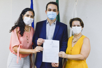 Prefeito assina decreto de combate à pobreza menstrual