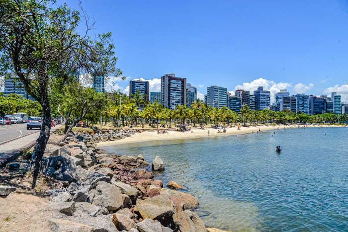 Praia Praça dos Namorados e Iate Clube