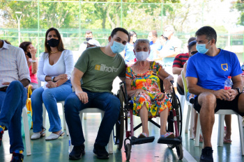 Prefeito entrega obra de quadra em jardim da Penha