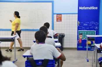 Prefeito recepciona alunos no retorno às aulas na EMEF Izaura Marques da Silva