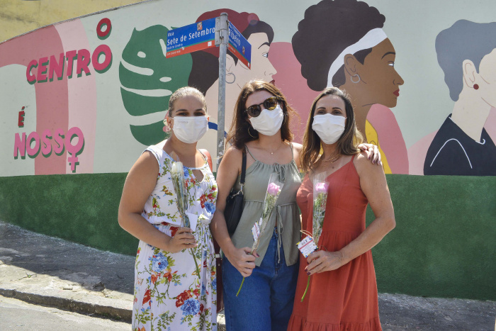 Mural "Marias do Centro" na rua Sete