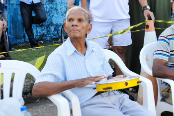 Aloízo da Vitória era só alegria e veio de pandeiro na mão torcer pelo time que carrega no nome