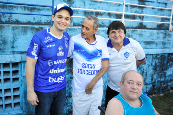 Durante o intervalo camisas do Vitória foram sorteadas entre os idosos