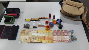Celulares e drogas foram apreendidos na madrugada deste domingo (27