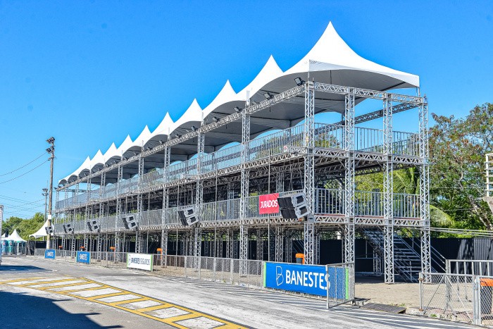 Preparativos no Sambão do Povo para a realização dos Desfiles das Escolas de Samba