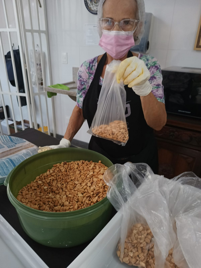 Preparação de alimentos doados pelo BHS na Instituição Alef Bet