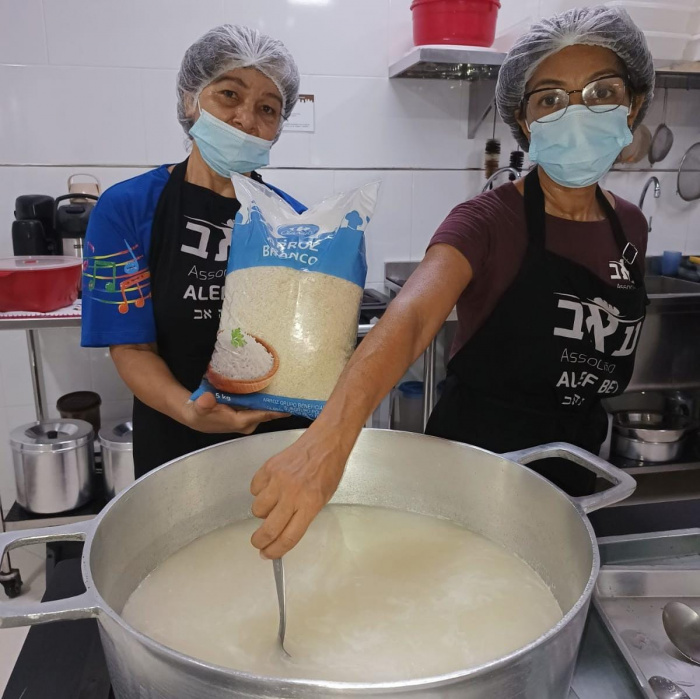 Preparação de alimentos doados pelo BHS na Instituição Alef Bet