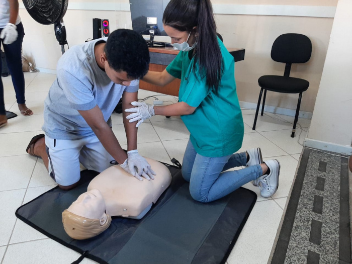 Jovens que participam do Projovem aprendem técnicas de primeiros socorros