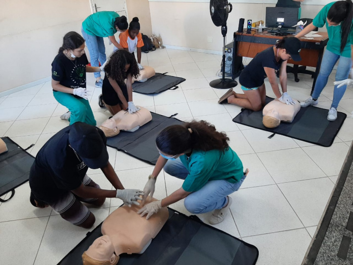Jovens que participam do Projovem aprendem técnicas de primeiros socorros