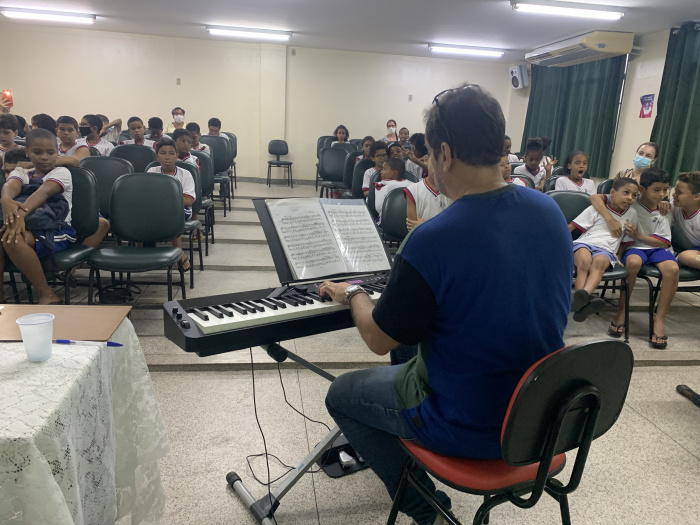Apresentação cultural na Emef Padre Anchieta