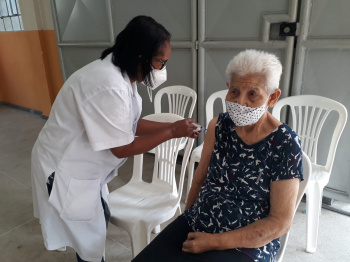 Dona Nair levada pela filha pra se vacinar contra a gripe