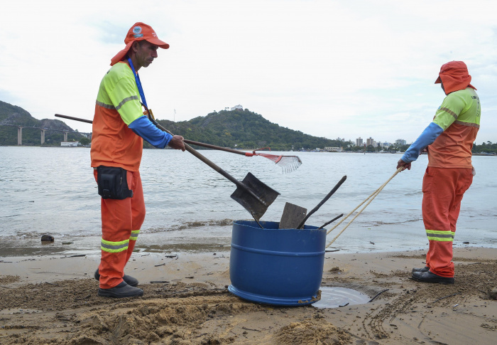 Comemoração do dia do gari e limpeza da baía de Vitória