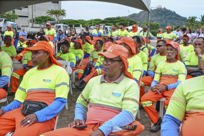 Comemoração do dia do gari e limpeza da baía de Vitória