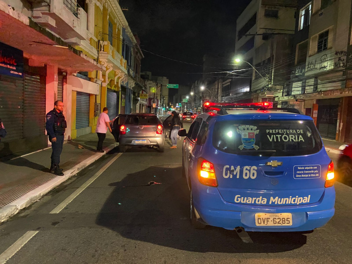Homem com mandado por roubo e posse de entorpecentes preso pela Guarda Municipal
