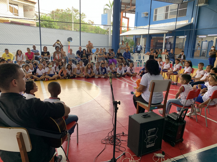 Estudantes no Sarau Cultural da Emef Vercenílio da Silva Pascoal