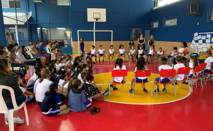 Estudantes no Sarau Cultural da Emef Vercenílio da Silva Pascoal