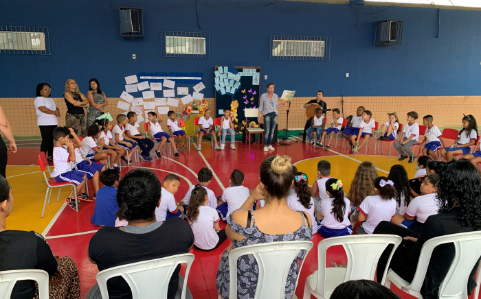 Estudantes no Sarau Cultural da Emef Vercenílio da Silva Pascoal