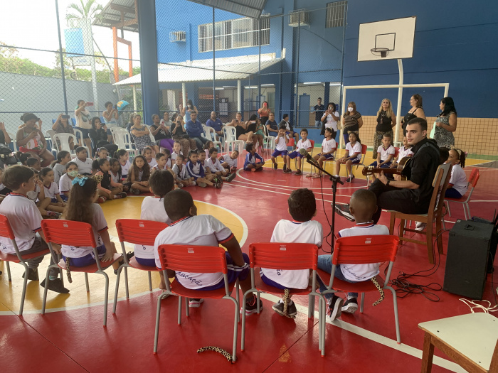 Estudantes no Sarau Cultural da Emef Vercenílio da Silva Pascoal