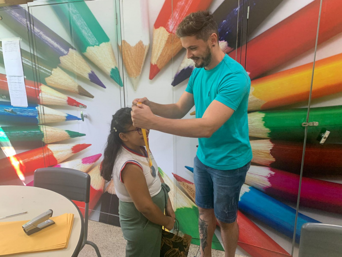 Estudante da educação especial recebe medalha de ouro de olimpíada estudantil
