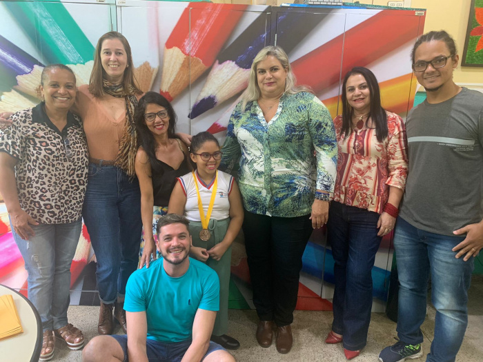Estudante da educação especial recebe medalha de ouro de olimpíada estudantil