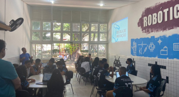 Estudantes durante oficina na Escola de Inovação