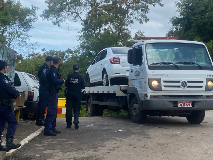 Carro roubado nesta quinta é encontrado pela Guarda no Morro do Macaco