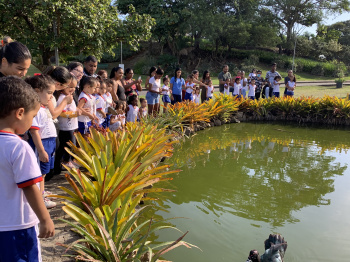 Crianças e famílias no projeto "Pé de Brincadeira", no Parque Pedra da Cebola