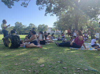 Crianças e famílias no projeto "Pé de Brincadeira", no Parque Pedra da Cebola