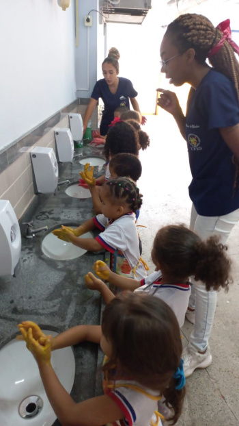 Oficina de higienização corporal no Cmei VPAR