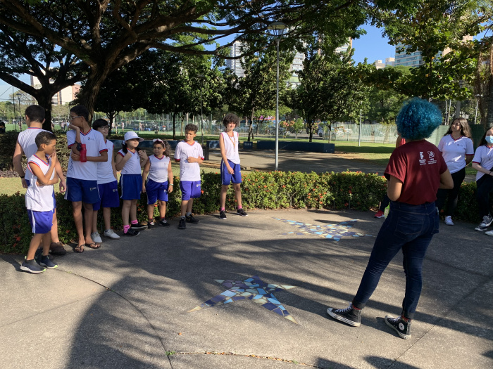 Estudantes durante circuito científico na Praça da Ciência