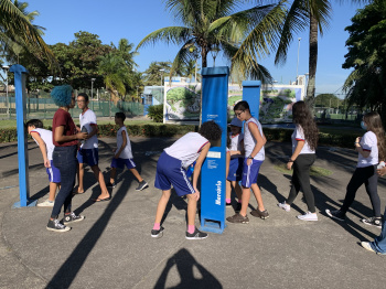 Estudantes durante circuito científico na Praça da Ciência