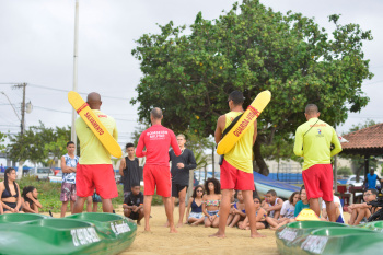 Alunos Praticam Esporte na Curva da Jurema