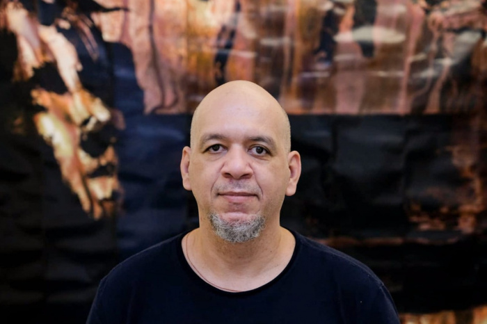 Quem orienta a atividade gratuita e indicada para maiores de 15 anos é o artista Marcelo Gandini.