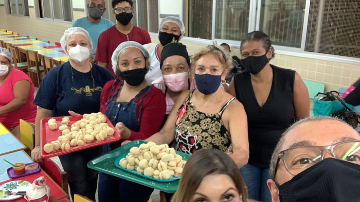 Estudantes da Educação de Jovens e Adultos durante oficina na Emef Prezideu Amorin