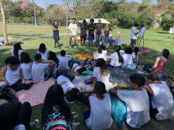 Estudantes da Emef Neusa Nunes Gonçalves conhecem artistas no piquenique poético