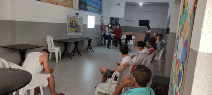 Oficina de currículo no Abrigo Emergencial